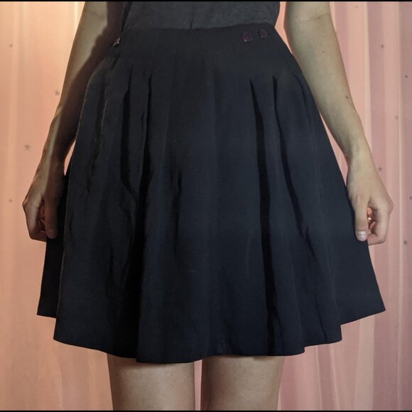 Button-Detail Black Pleated Skirt - Picture 7 of 9
